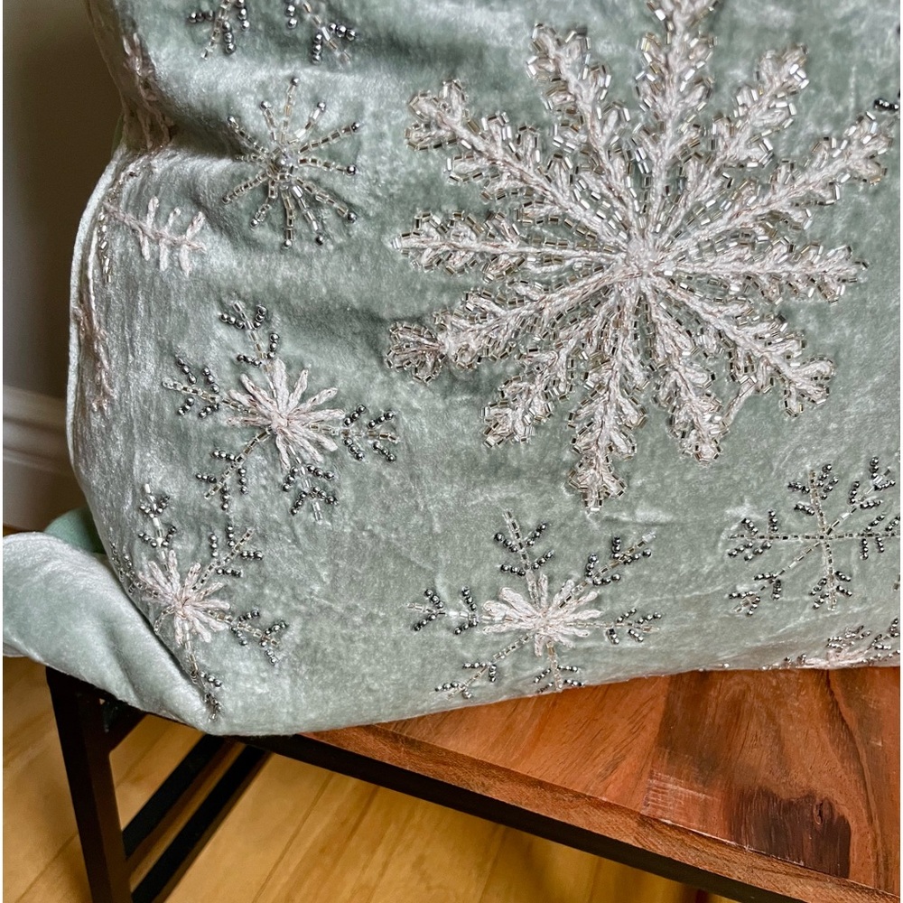 ❄️Sparkling Snowflake ❄️ Gorgeous, soft & plump sparkling ✨ pillow! NWT! - Picture 16 of 16